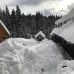 Zasnežený objekt na Oravskej lesnej železnici.