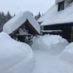 Zasnežený objekt na Oravskej lesnej železnici.
