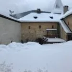Odstraňovanie snehu z Hlavného nádvoria na Oravskom hrade.