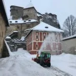 Odstraňovanie snehu z Hlavného nádvoria na Oravskom hrade.