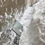 Odstraňovanie snehu z Hlavného nádvoria na Oravskom hrade.
