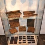 Vzorkovníky perrotinovej modrotlače a modrotlačové formy počas výstavy "Modrotlač na Orave".