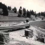 Výstavba trate na Sedle Beskyd v roku 1926, historická fotografia.