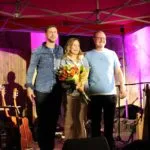 Lenka Filipová s tímom na Hlavnom nádvorí.
