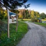 Fotografia stanoviska náučného chodníka v areáli Oravskej lesnej železnice.