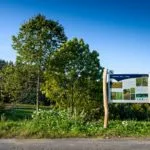 Fotografia stanoviska náučného chodníka v areáli Oravskej lesnej železnice.