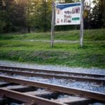 Fotografia stanoviska náučného chodníka v areáli Oravskej lesnej železnice.