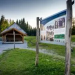 Fotografia stanoviska náučného chodníka v areáli Oravskej lesnej železnice.