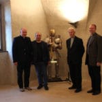 Jeho Eminencia Kardinál Monsiňor Jozef Tomko navštívil expozície Oravského múzea. Fotografia zo stĺpovej sály.